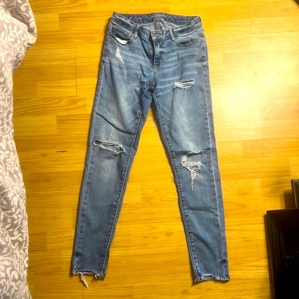 Distressed skinny jeans